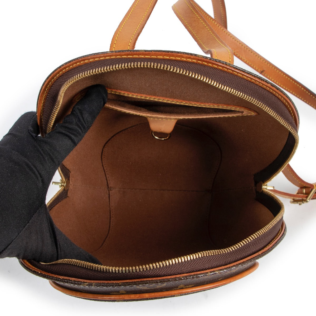 Shop safe online at Labellov in Antwerp this 100% authentic second hand Louis Vuitton Monogram Ellipse Backpack in very good condition.