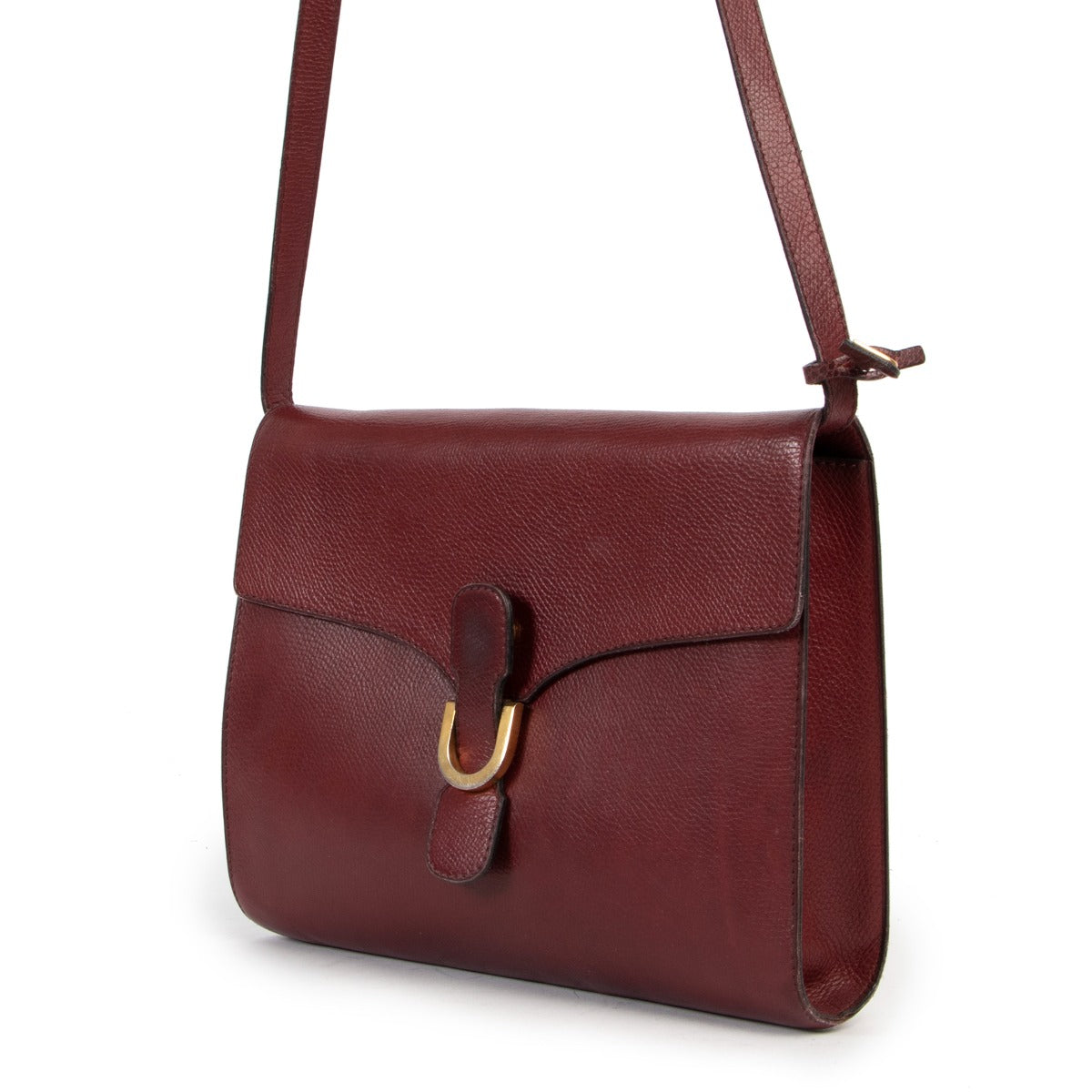 Buy and sell your designer items and give them a secondlife. Buy this Delvaux Red Crossbody Bag online or in the showroom at Antwerp. This Delvaux Red Crossbody Bag is in good preloved condition.
