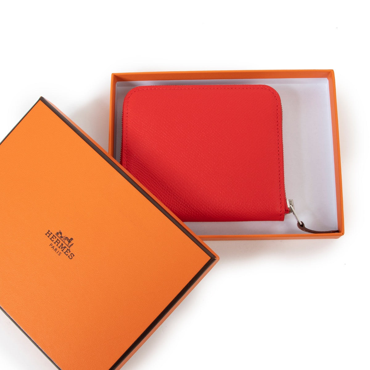 Shop safe online at Labellov in Antwerp this 100% authentic second hand Hermès Red Leather Wallet