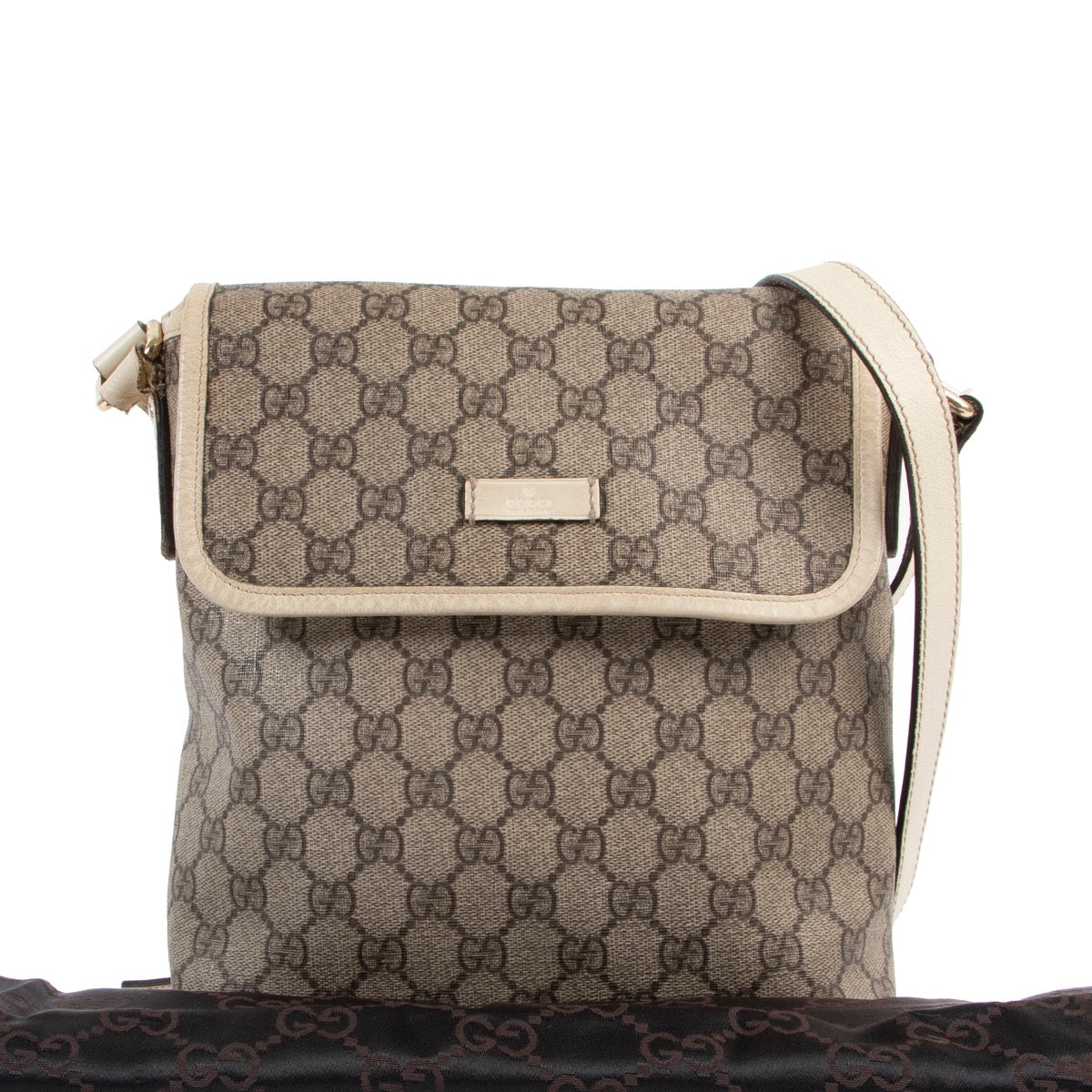 shop and sell authentic vintage second hand Gucci GG Supreme Messenger Bag at Labellov for the best price