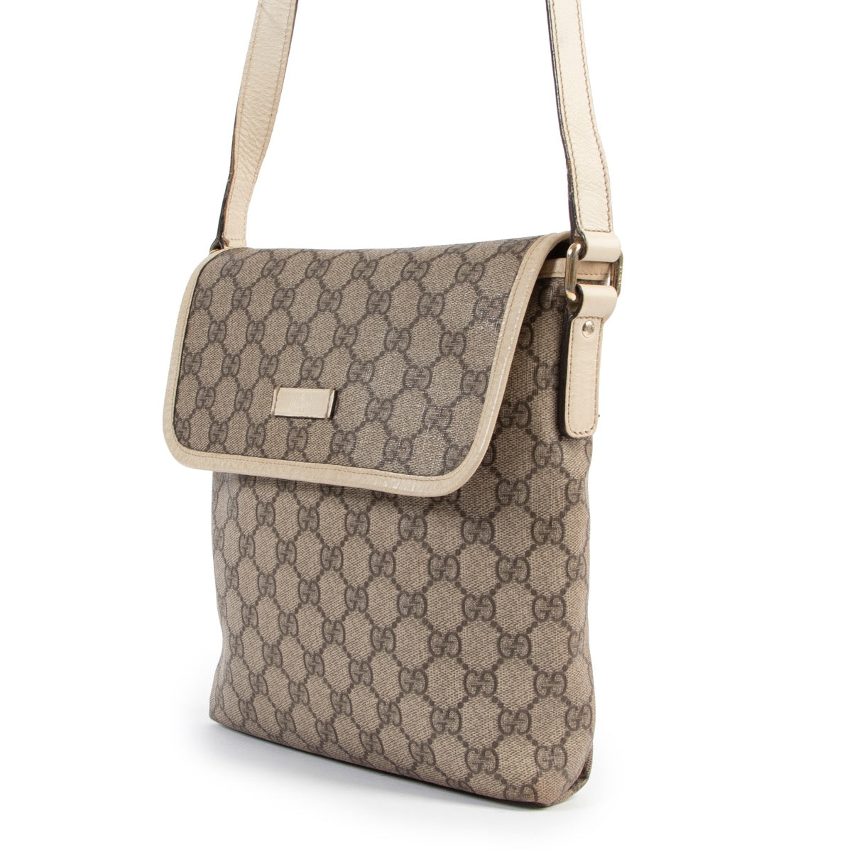 shop and sell authentic vintage second hand Gucci GG Supreme Messenger Bag at Labellov for the best price
