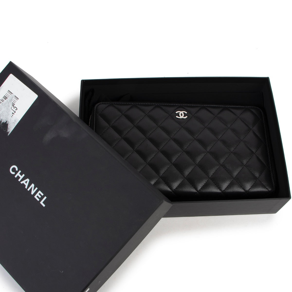 Shop safe online at Labellov in Antwerp this 100% authentic second hand Chanel Black Quilted Lambskin Wallet