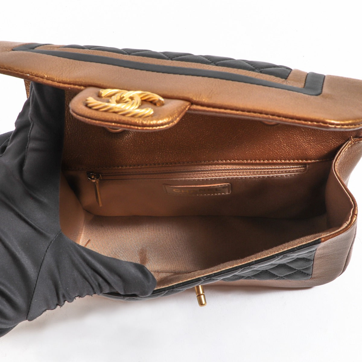 Sac à rabat classique petit modèle Chanel en cuir de veau bronze et noir