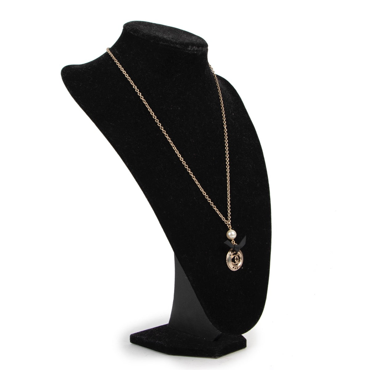 Shop safe online at Labellov in Antwerp this 100% authentic second hand Chanel Silver and Black Necklace