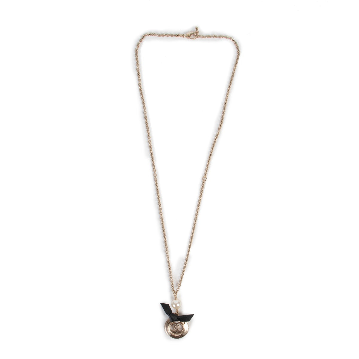 Shop safe online at Labellov in Antwerp this 100% authentic second hand Chanel Silver and Black Necklace