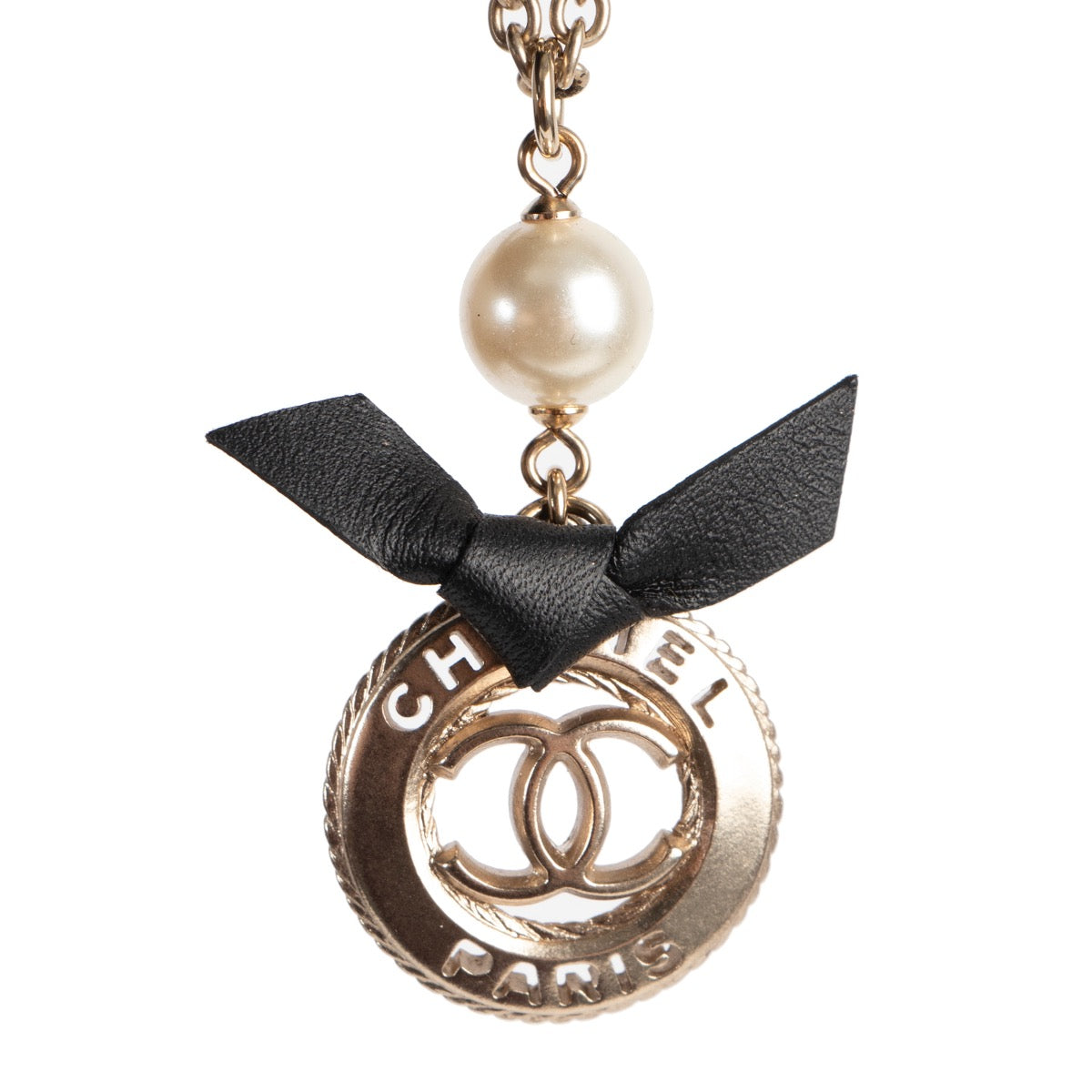 Shop safe online at Labellov in Antwerp this 100% authentic second hand Chanel Silver and Black Necklace