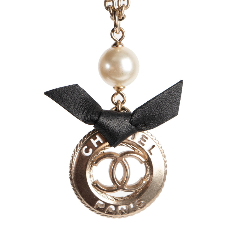 Shop safe online at Labellov in Antwerp this 100% authentic second hand Chanel Silver and Black Necklace