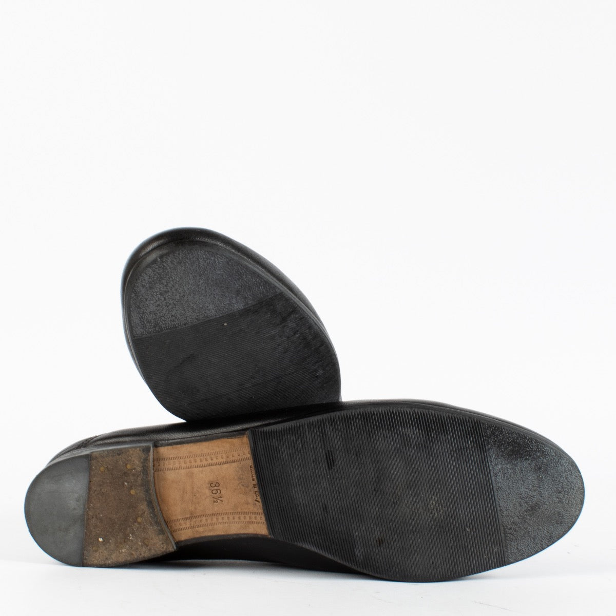 Shop safe online at Labellov in Antwerp, Brussels and Knokke these 100% authentic second hand Gucci Black Leather Horsebit Loafers - size 36,5