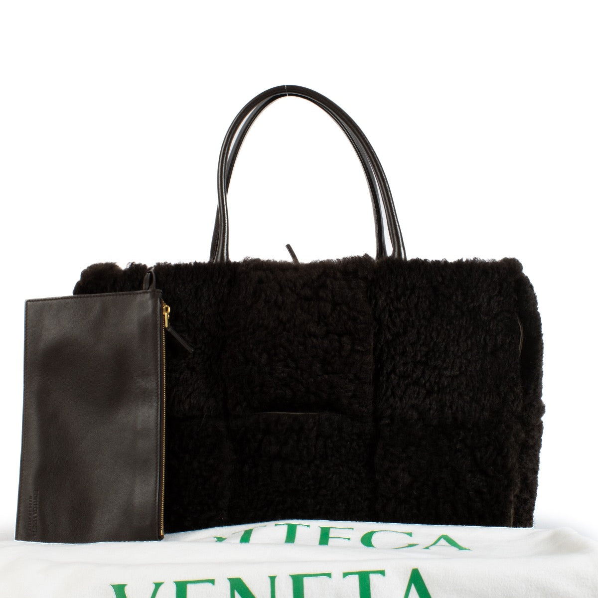 Shop safe online at Labellov in Antwerp, Brussels and knokke this 100% authentic second hand Bottega Veneta Arco Shearling Bag