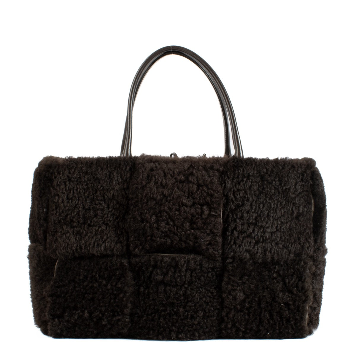 Shop safe online at Labellov in Antwerp, Brussels and knokke this 100% authentic second hand Bottega Veneta Arco Shearling Bag