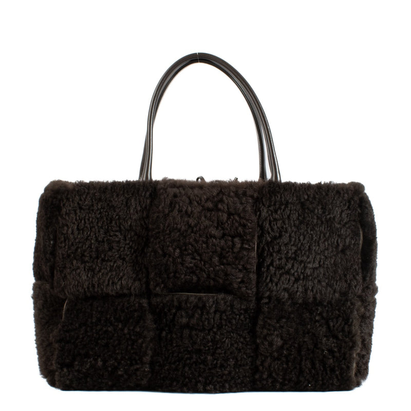 Shop safe online at Labellov in Antwerp, Brussels and knokke this 100% authentic second hand Bottega Veneta Arco Shearling Bag