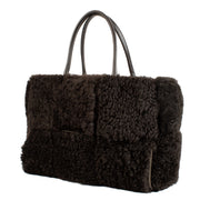 Shop safe online at Labellov in Antwerp, Brussels and knokke this 100% authentic second hand Bottega Veneta Arco Shearling Bag
