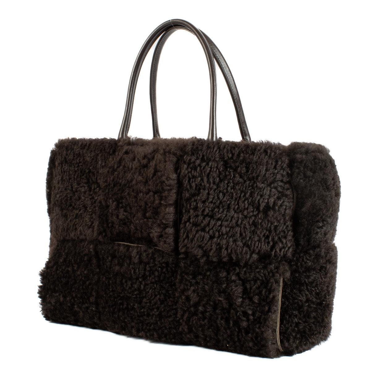 Shop safe online at Labellov in Antwerp, Brussels and knokke this 100% authentic second hand Bottega Veneta Arco Shearling Bag