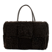 Shop safe online at Labellov in Antwerp, Brussels and knokke this 100% authentic second hand Bottega Veneta Arco Shearling Bag
