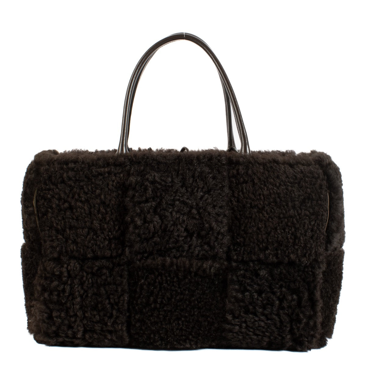 Shop safe online at Labellov in Antwerp, Brussels and knokke this 100% authentic second hand Bottega Veneta Arco Shearling Bag
