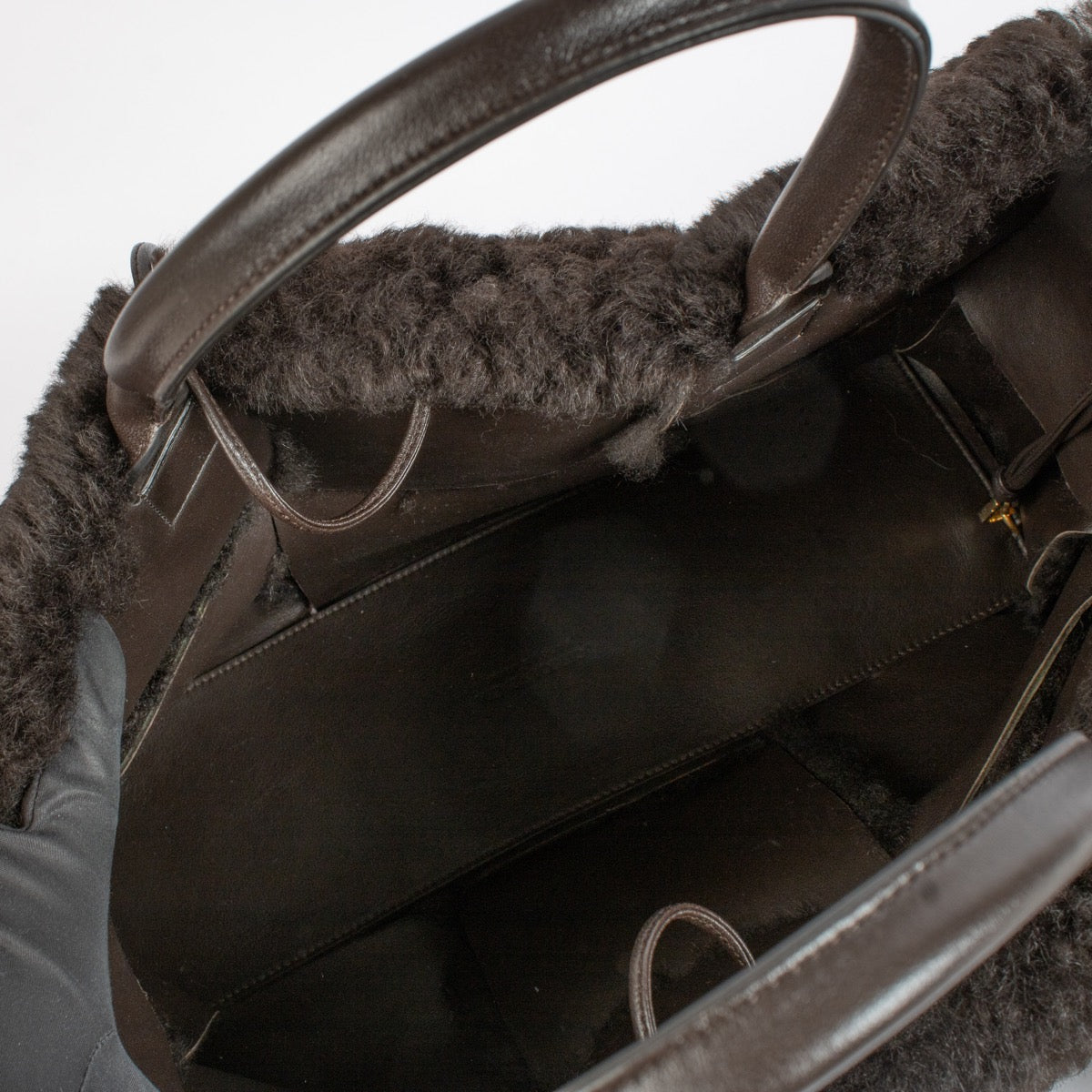 Shop safe online at Labellov in Antwerp, Brussels and knokke this 100% authentic second hand Bottega Veneta Arco Shearling Bag