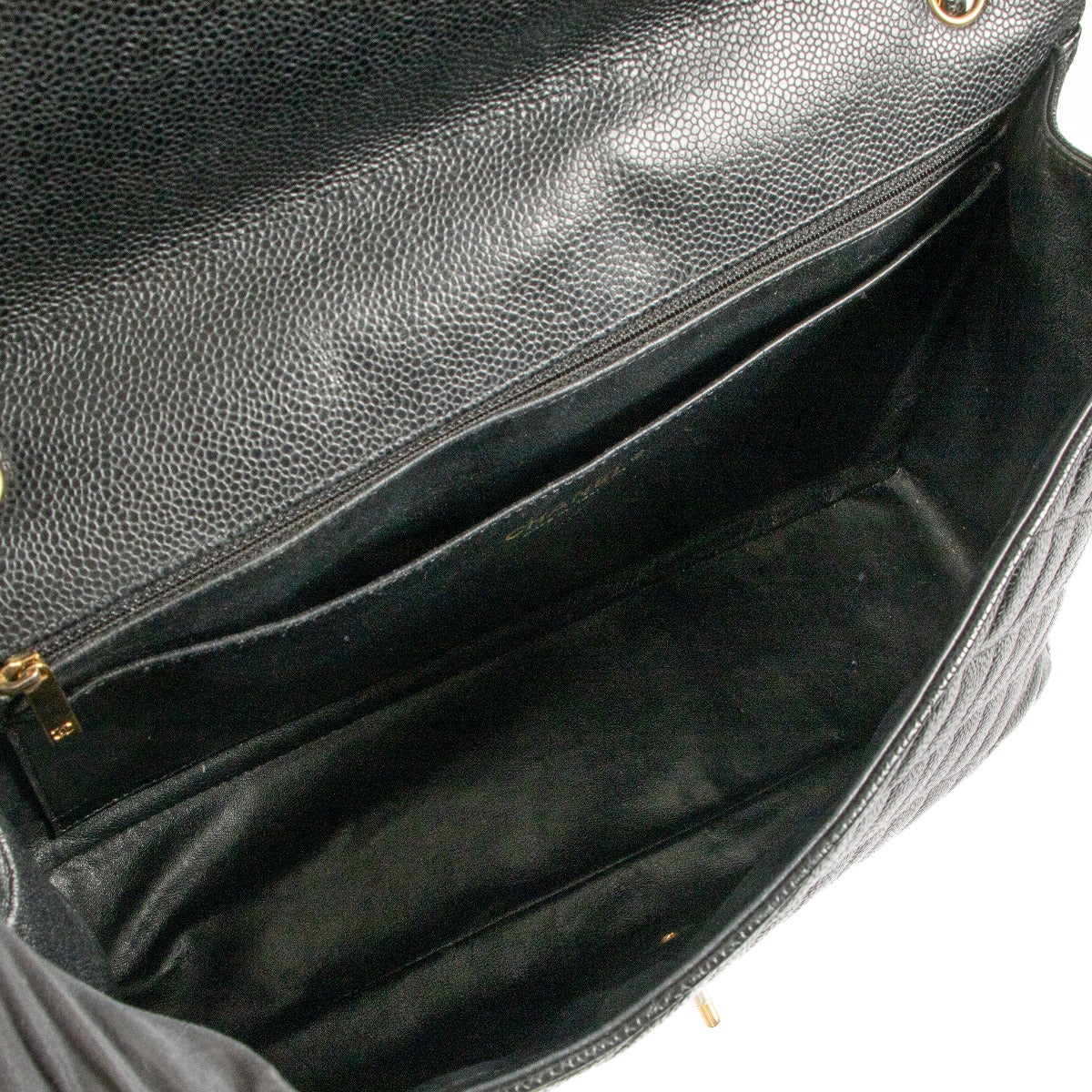 Chanel Black Maxi Caviar Classic Single Flap Bag for the best price at Labellov secondhand luxury in Antwerp. We buy and sell your preloved and brand new designer bags for the best price.