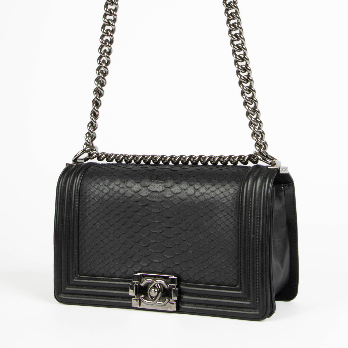 Chanel Black Python Medium Boy Bag aan de beste prijs bij Labellov tweedehands luxe in Antwerpen en Knokke.
