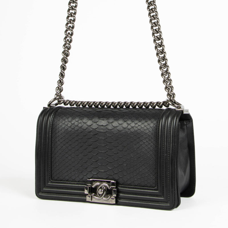 Chanel Black Python Medium Boy Bag aan de beste prijs bij Labellov tweedehands luxe in Antwerpen en Knokke.