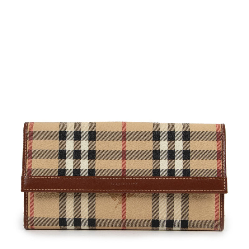 Shop safe online at Labellov in Antwerp this 100% authentic second hand Burberry Nova Check Flap Wallet in very good condition.