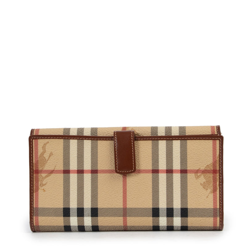 Shop safe online at Labellov in Antwerp this 100% authentic second hand Burberry Nova Check Flap Wallet in very good condition.