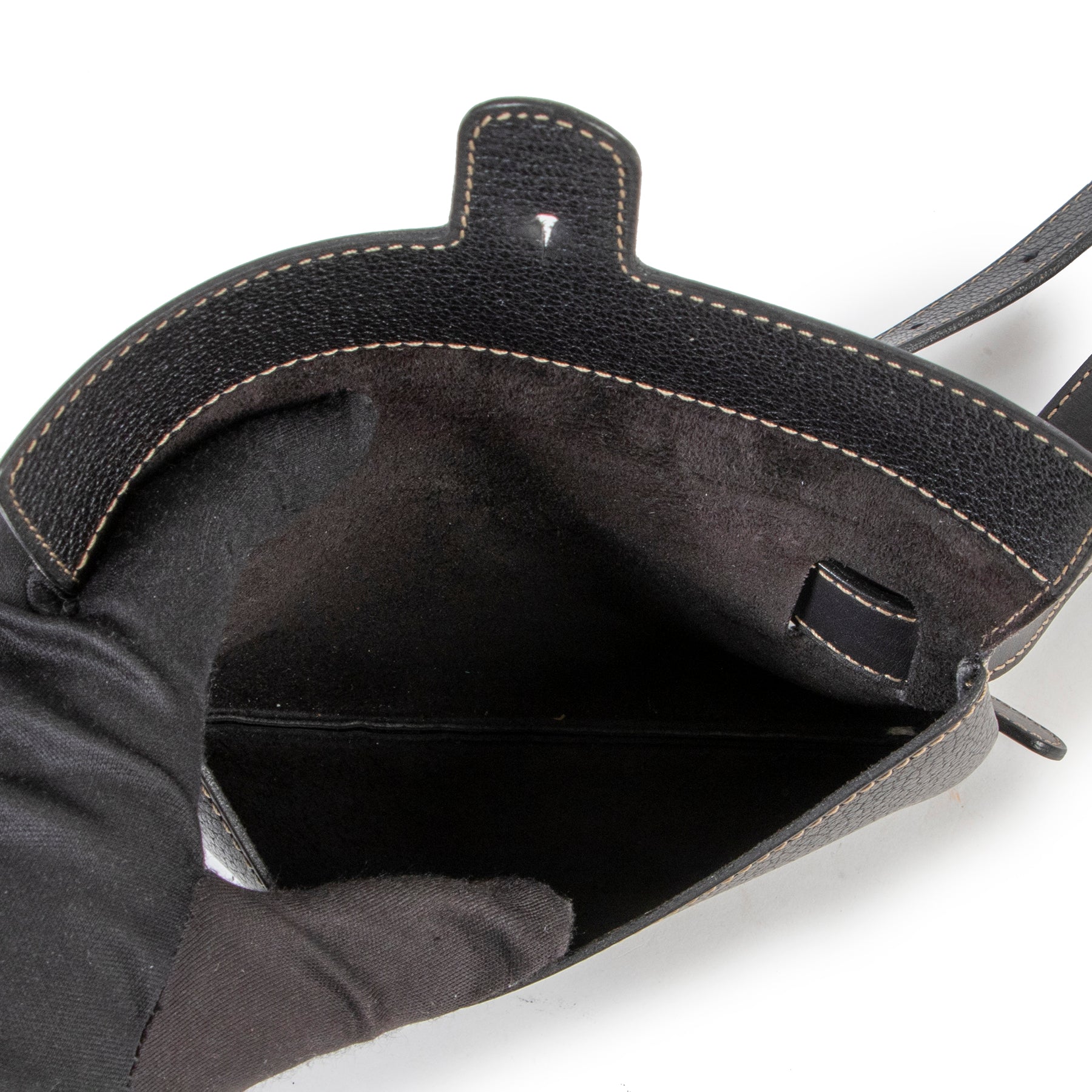 Shop safe online at Labellov in Antwerp this 100% authentic second hand Deux de Delvaux Black Belt Bag