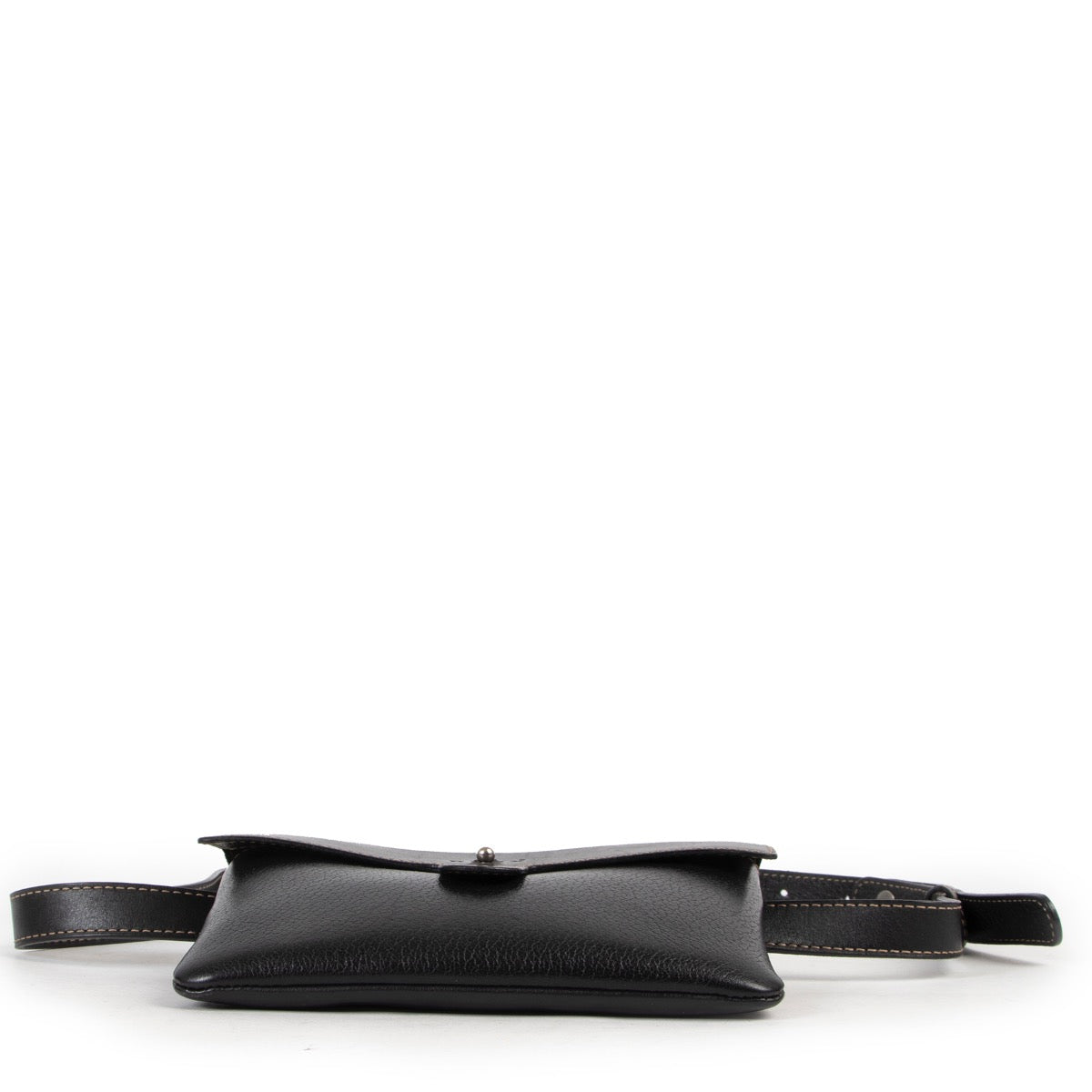 Shop safe online at Labellov in Antwerp this 100% authentic second hand Deux de Delvaux Black Belt Bag