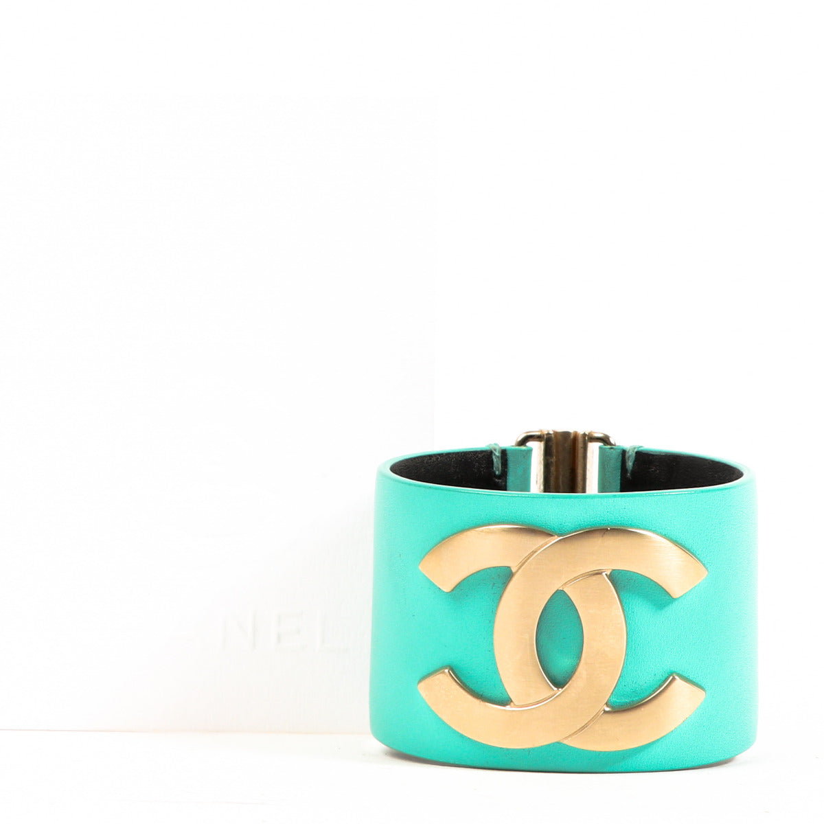 Bracelet manchette en cuir turquoise Chanel