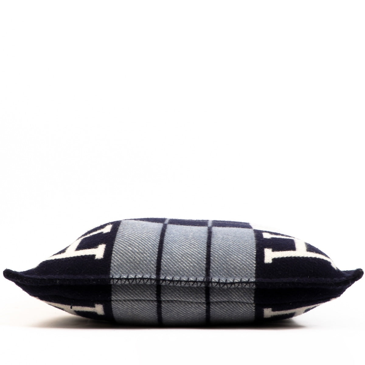 Second hand Hermes Avalon III Pillow on www.labellov.com