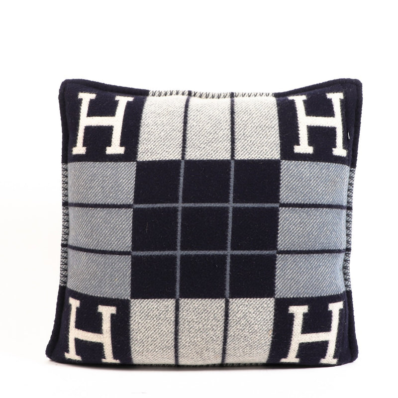 Second hand Hermes Avalon III Pillow on www.labellov.com