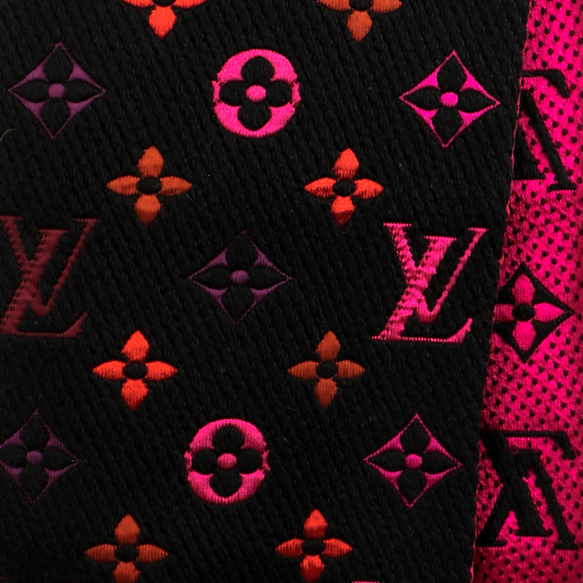 Louis Vuitton Rainbow Logomania Scarf for the best price at Labellov secondhand luxury in Antwerp. We buy and sell your authentic designer bags for the best price.