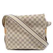 Wij kopen en verkopen uw handtassen aan de beste prijs bij Labellov. Louis Vuitton Damier Azur Naviglio Messenger Bag te koop.