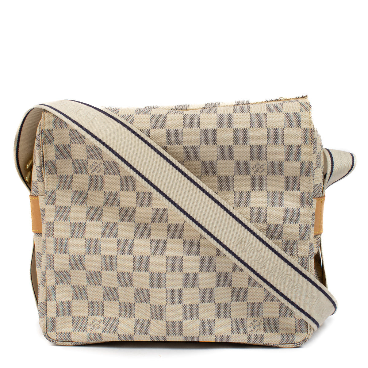 Wij kopen en verkopen uw handtassen aan de beste prijs bij Labellov. Louis Vuitton Damier Azur Naviglio Messenger Bag te koop.
