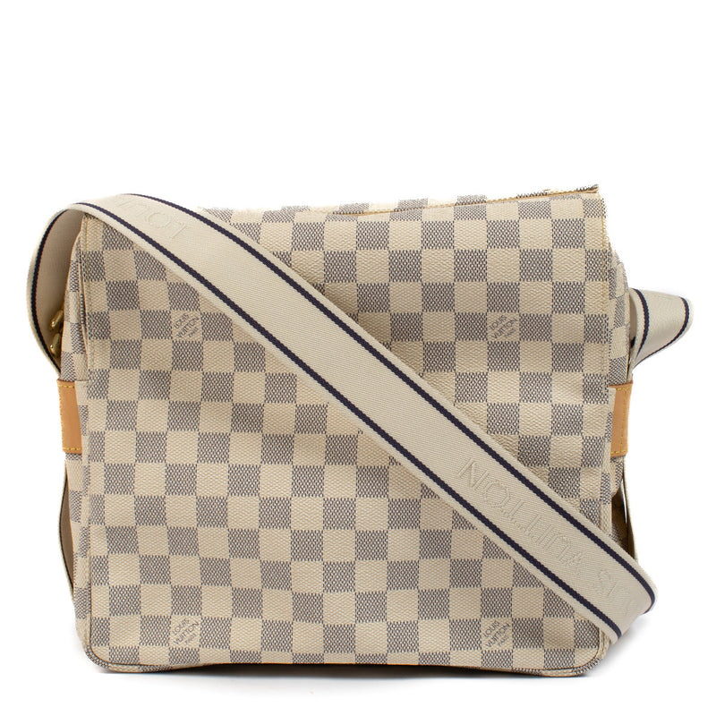 Wij kopen en verkopen uw handtassen aan de beste prijs bij Labellov. Louis Vuitton Damier Azur Naviglio Messenger Bag te koop.
