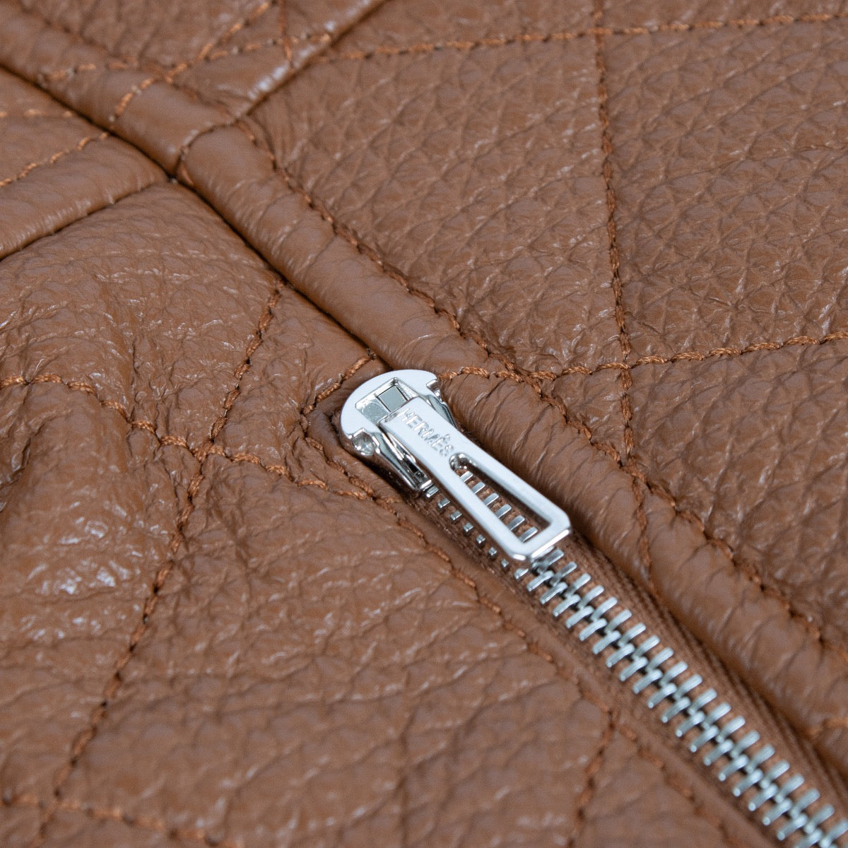 Veste équestre Hermès en cuir de chevreuil matelassé, couleur Fauve Marron - Taille FR42