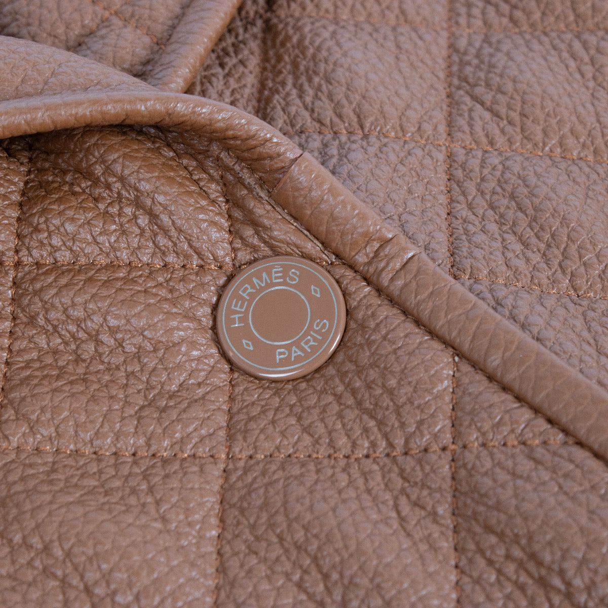 Veste équestre Hermès en cuir de chevreuil matelassé, couleur Fauve Marron - Taille FR42