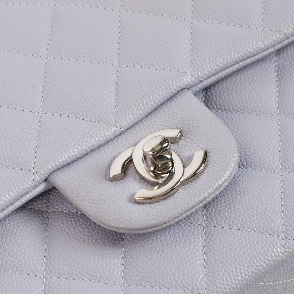 Sac à rabat Chanel Classique Medium en Caviar Lilas