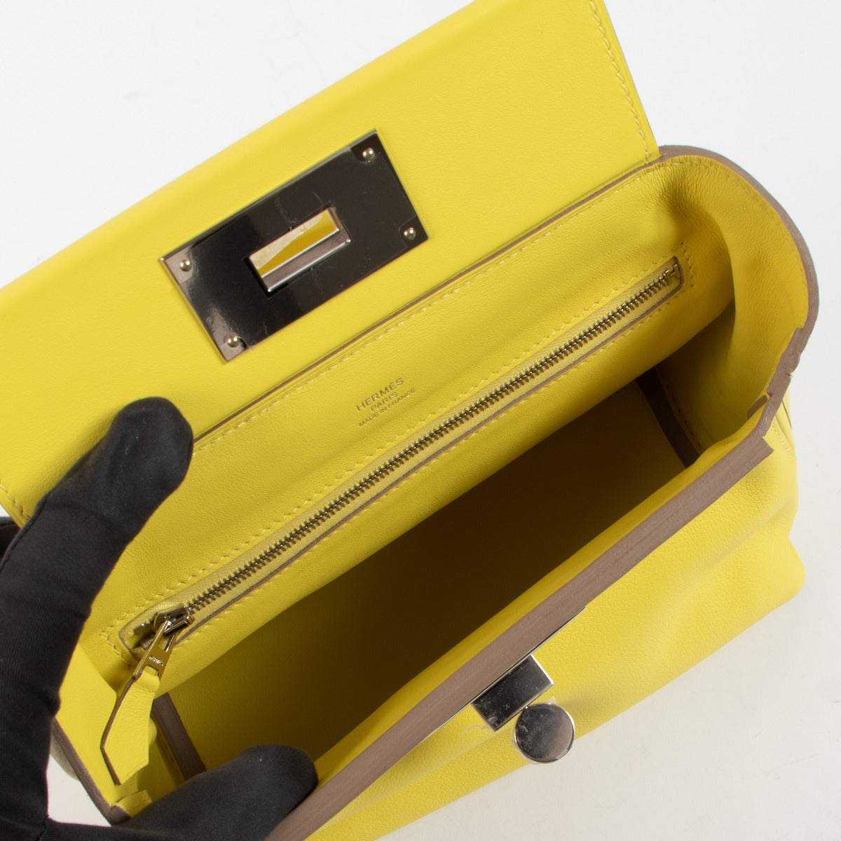 Authentic second hand Hermès 24/24 21 on www.labellov.com