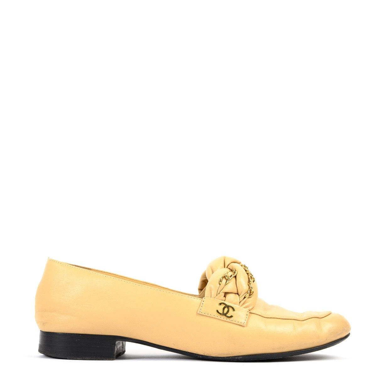 Shop safe online at Labellov in Antwerp these 100% authentic second hand Chanel Beige Lambskin Leather Loafers - Size 40