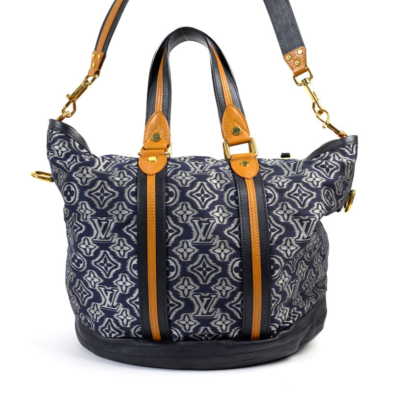 Shop safe online at Labellov in Antwerp this 100% authentic Louis Vuitton Limited Edition Aviator Marine Shoulder Bag