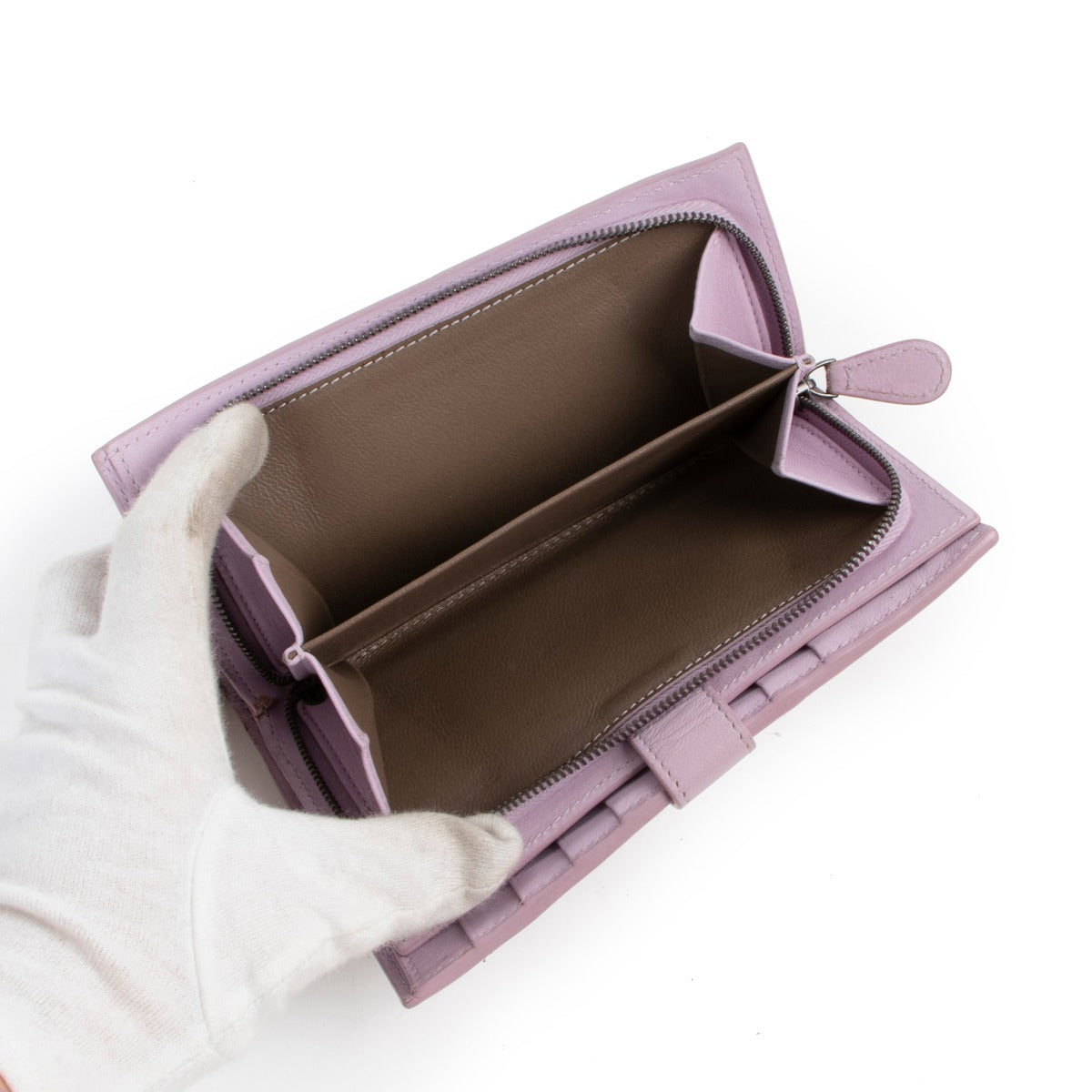 Shop safe online at Labellov in antwerp this 100% authentic second hand Bottega Veneta Lilac Intrecciato Wallet