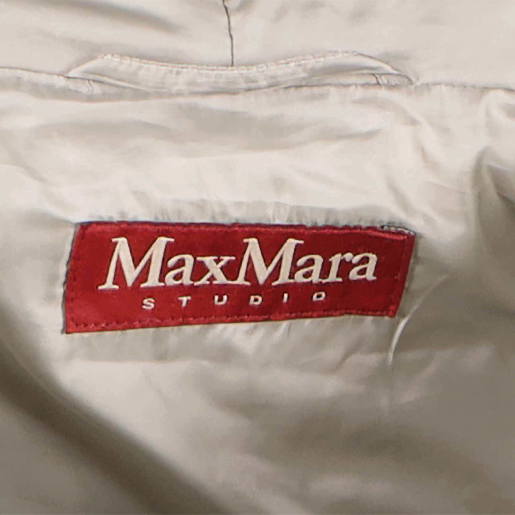 Shop safe online at Labellov in Antwerp this 100% authentic second hand Max Mara Silver Coat - Size 42