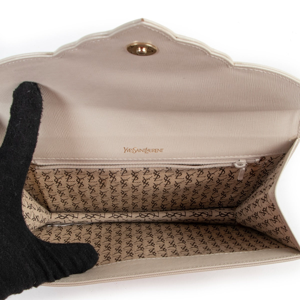 Buy online an authentic second hand Yves Saint Laurent Vintage White Clutch in very good condition at Labellov in Antwerp.