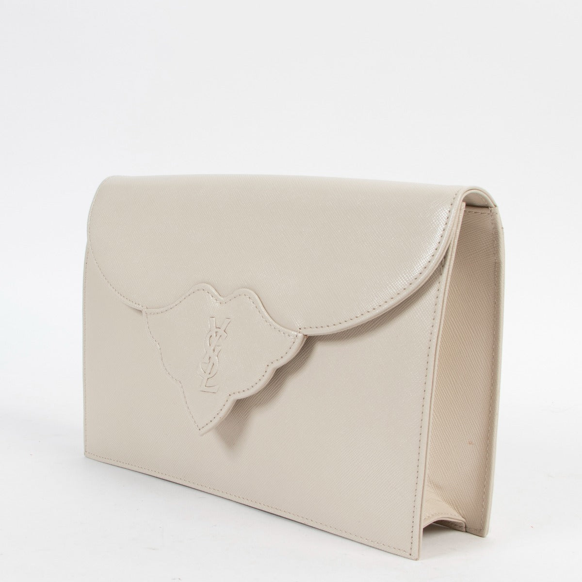 Buy online an authentic second hand Yves Saint Laurent Vintage White Clutch in very good condition at Labellov in Antwerp.