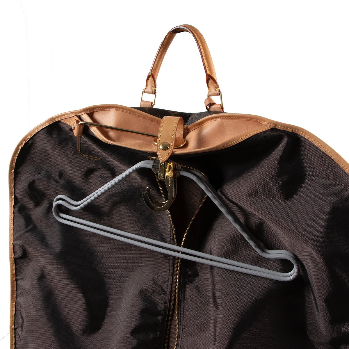 Shop safe online at Labellov in Antwerp this 100% authentic second hand Louis Vuitton Monogram Garment Bag