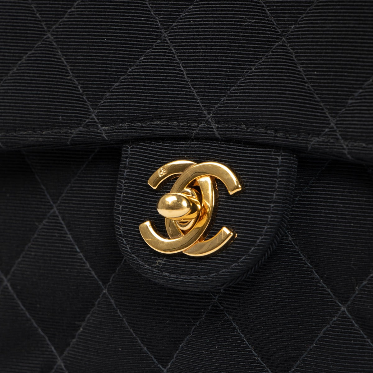 Buy real vintage Chanel black classic flap bag online at Labellov.com or in Antwerp, Knokke or Brussels