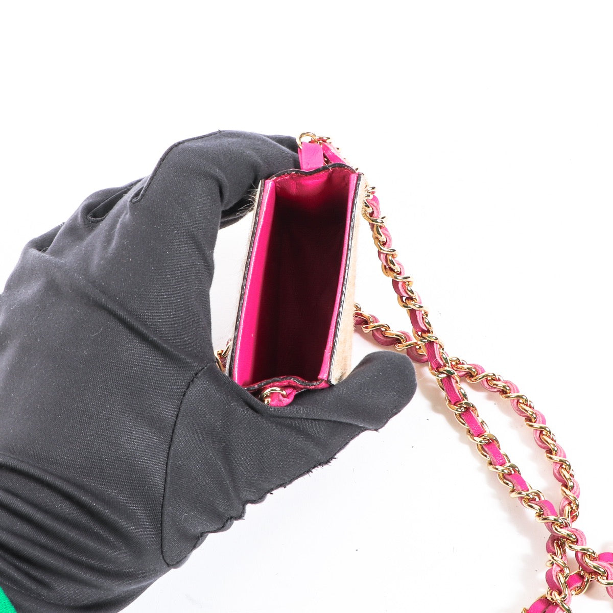 100% authentic Chanel Micro Crossbody Pouch Bag for the best price at Labellov secondhand luxury in Antwerp. Buy and sell your designer bags safe and secure at Labellov.