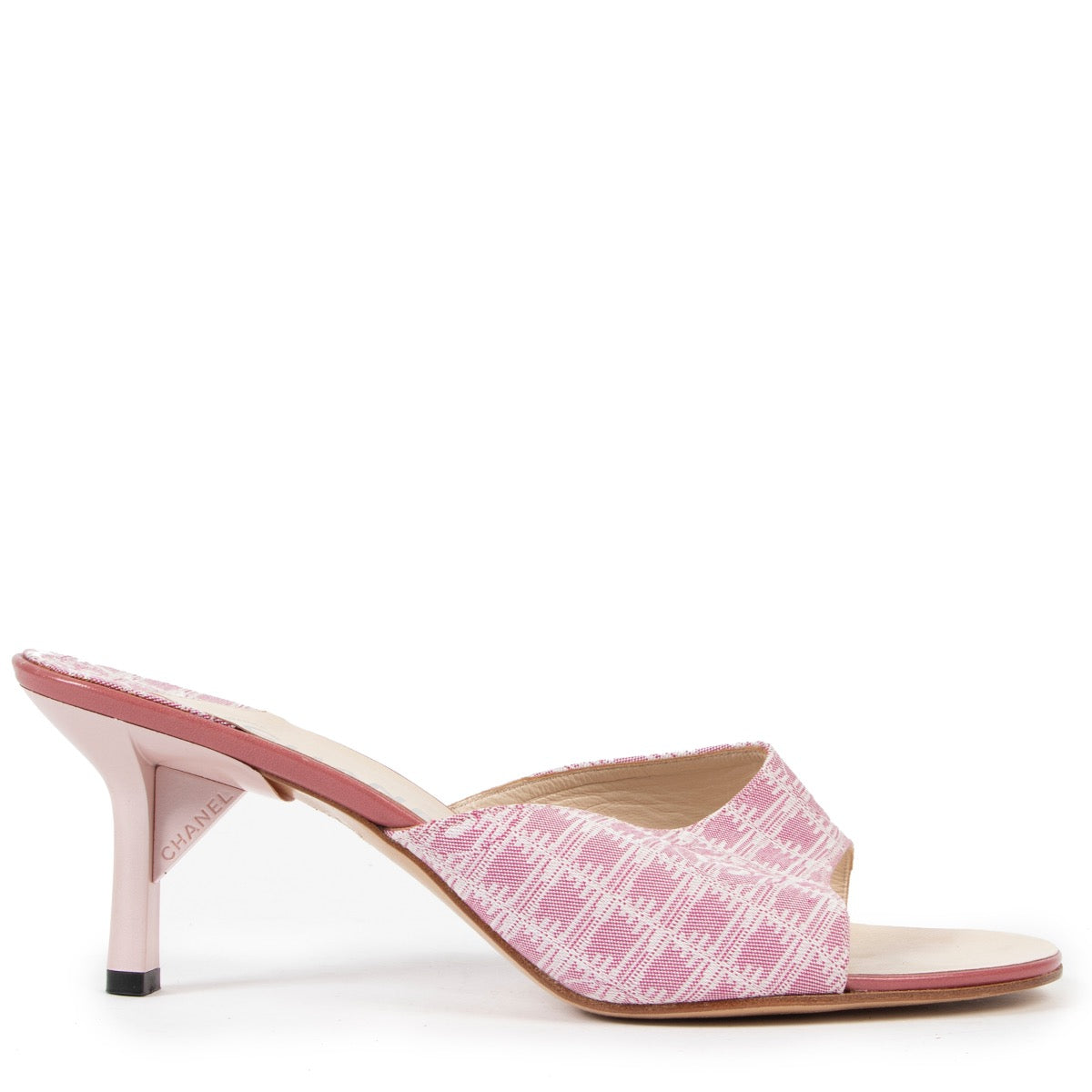 Shop safe online at Labellov in Antwerp these 100% authentic second hand Chanel Pink Heels - Size 38,5