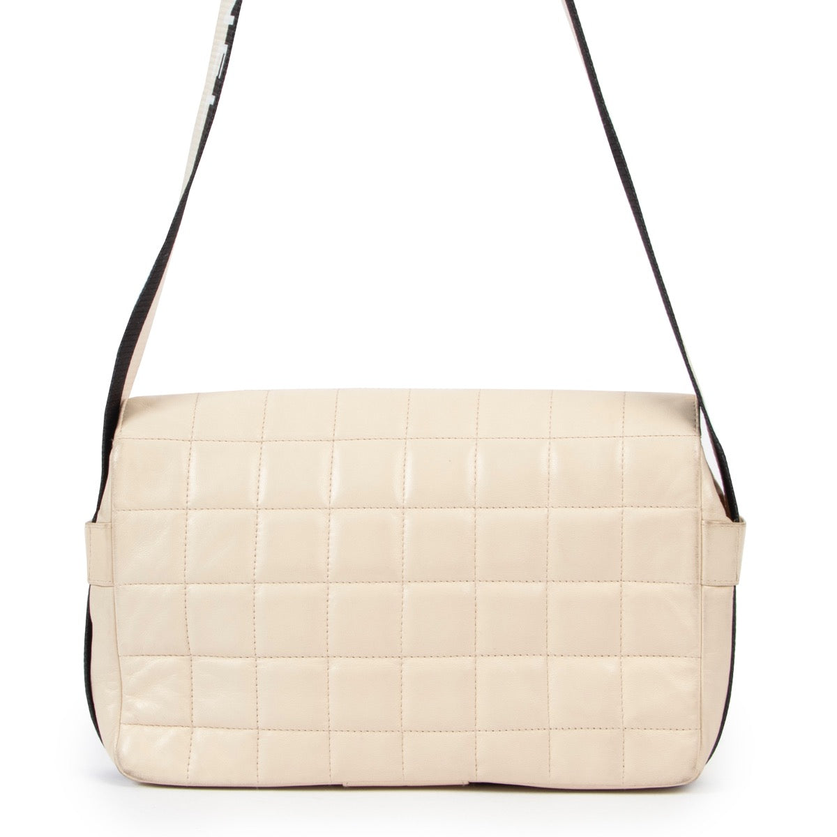 Shop safe online at Labellov in Antwerp this 100% authentic second hand Chanel Ivory White Quilted Leather East West Star Crossbody