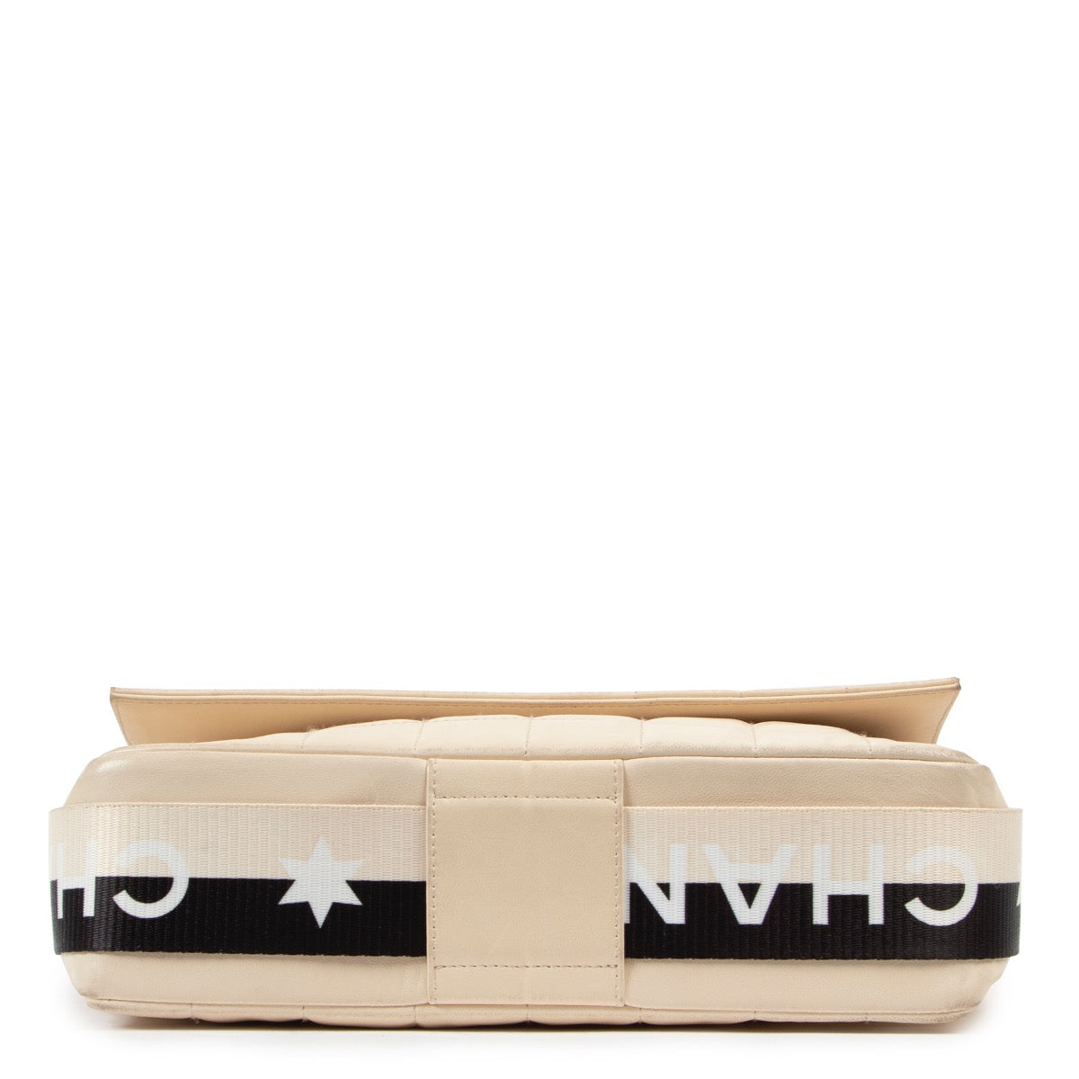 Shop safe online at Labellov in Antwerp this 100% authentic second hand Chanel Ivory White Quilted Leather East West Star Crossbody
